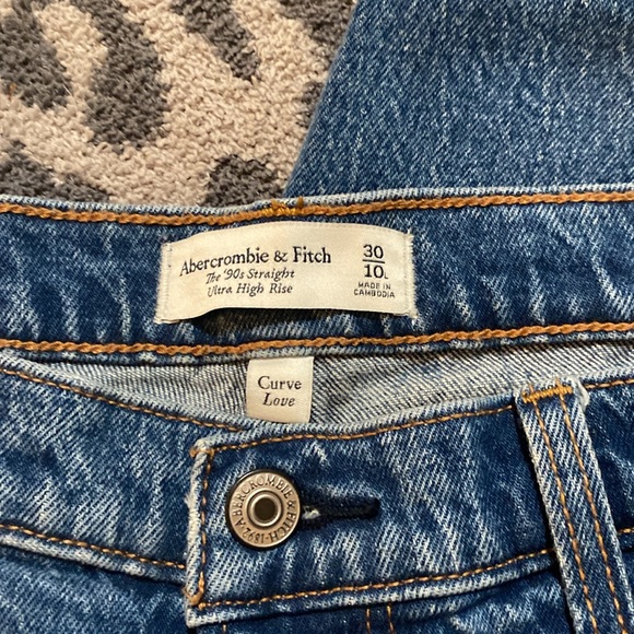 Abercrombie Curve Love Ultra High Rise 90โs Straight Jeans - Picture 8 of 8